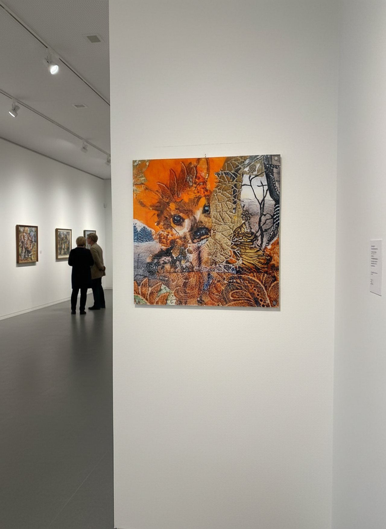Målning i orange och brunt med ett djuransikte i en tät, mönstrad struktur, på en gallerivägg.