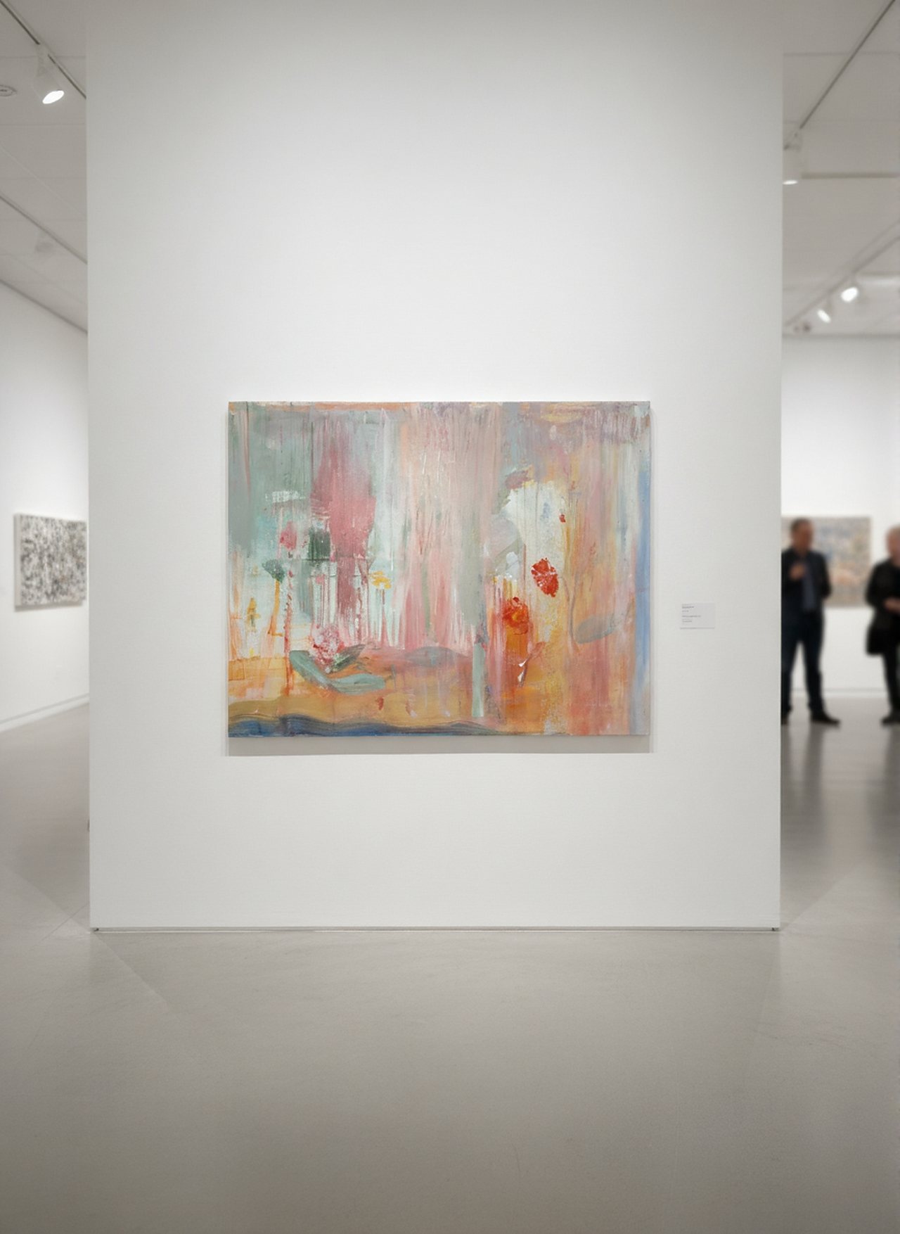 Ljus abstrakt målning i grått, rosa och gult, upphängd på en gallerivägg.