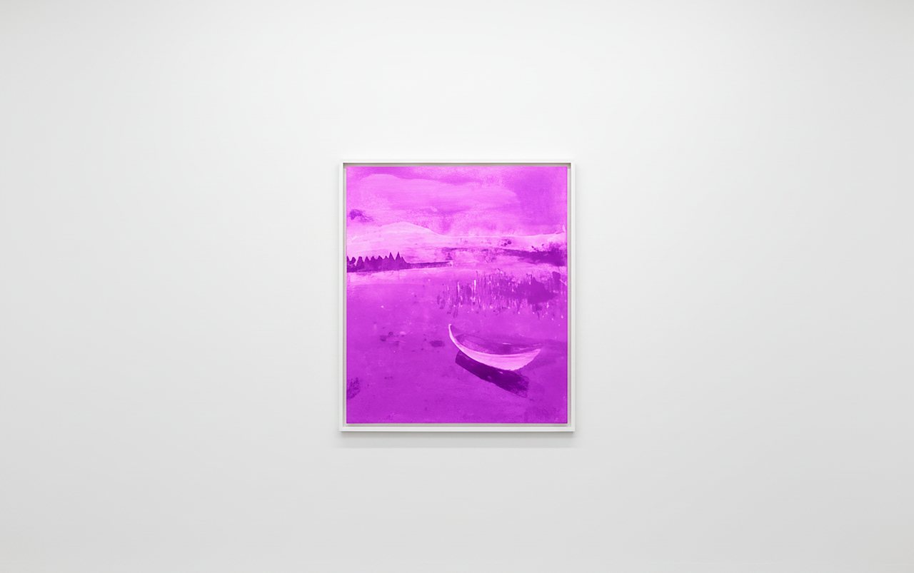 Målning i magenta med en ljus båtform, inramad på en ljus vägg.